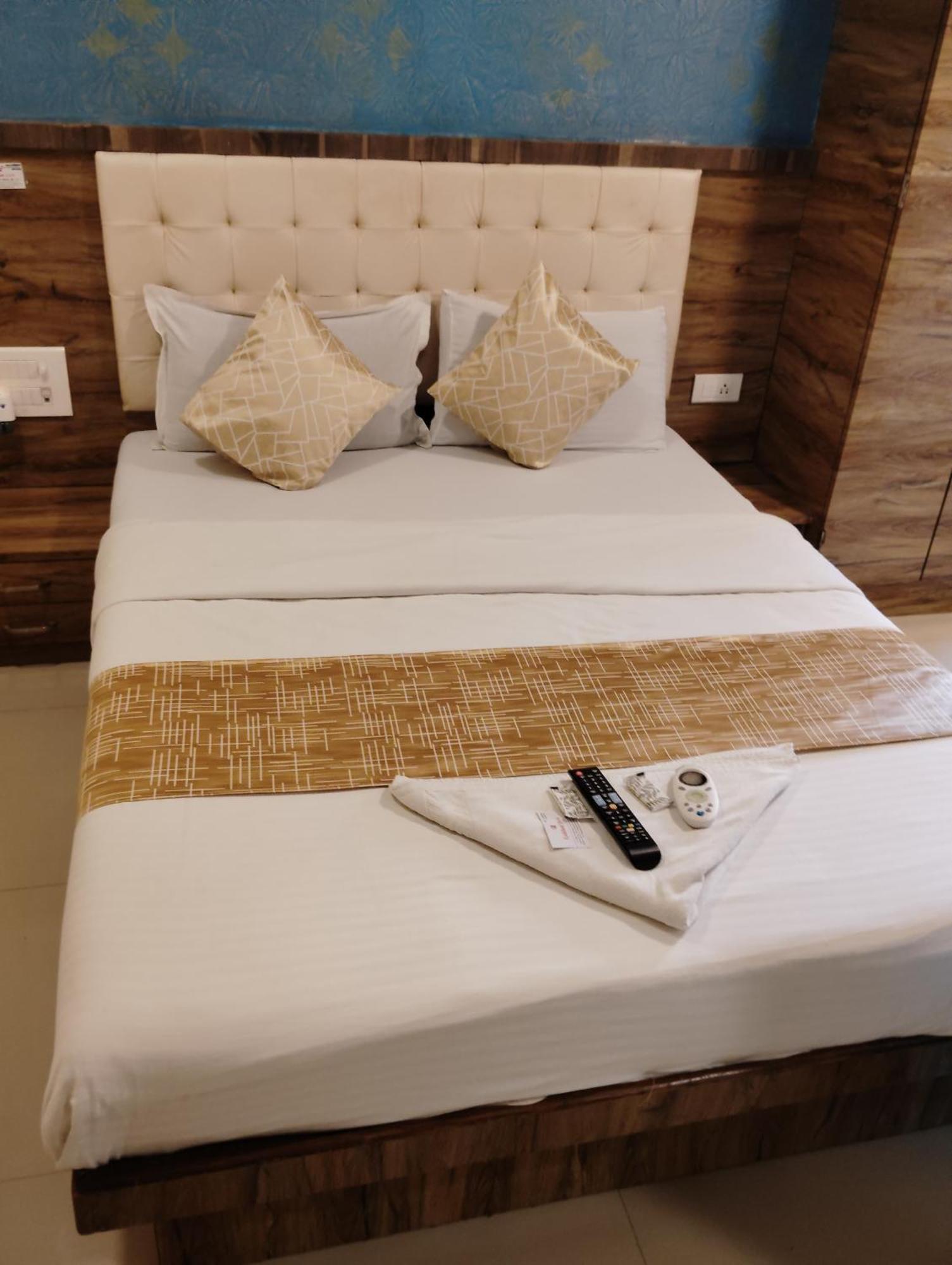 Hotel Crystal Park Near Nesco Exhibition Center Mumbai Dış mekan fotoğraf