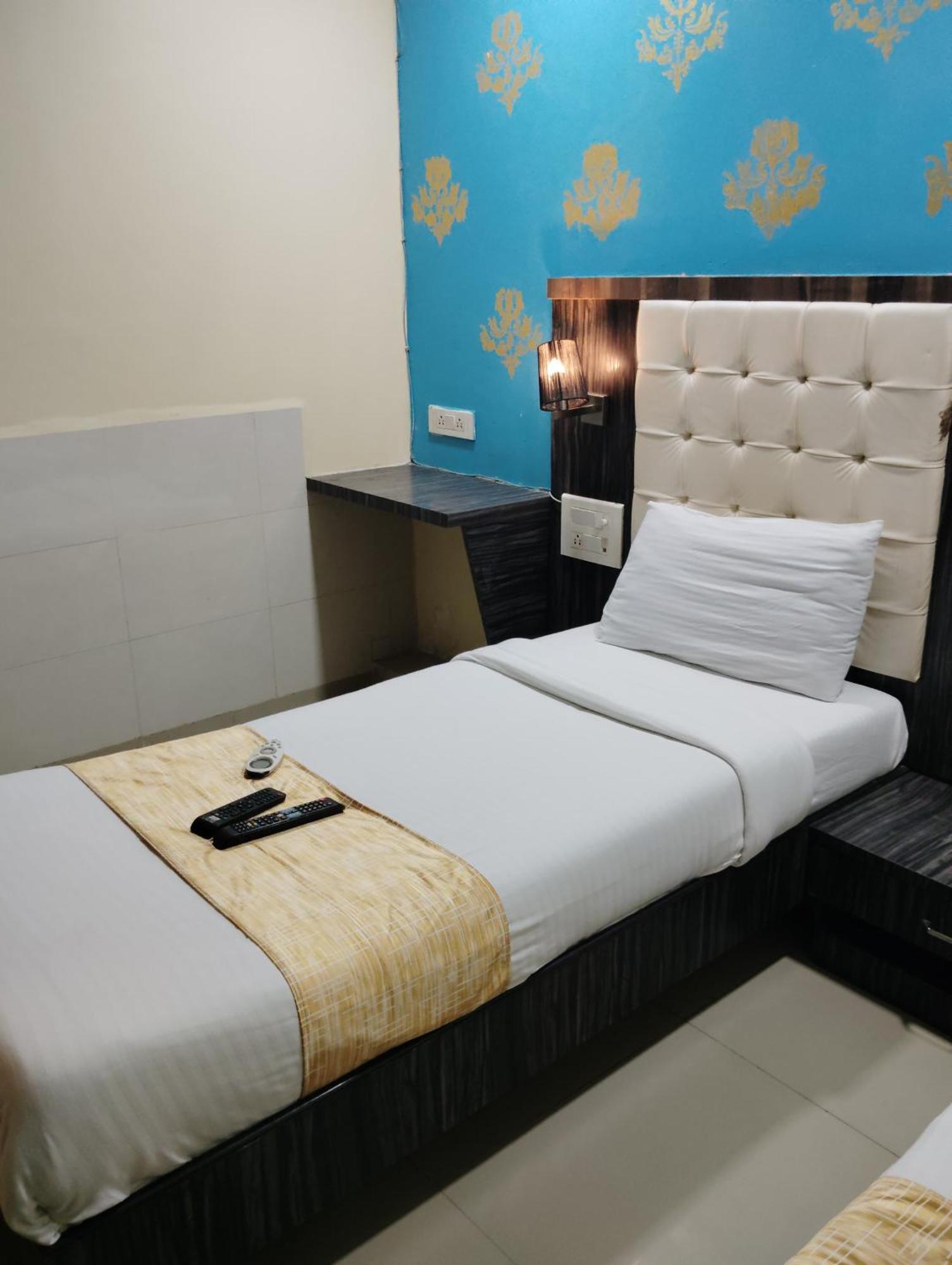 Hotel Crystal Park Near Nesco Exhibition Center Mumbai Dış mekan fotoğraf