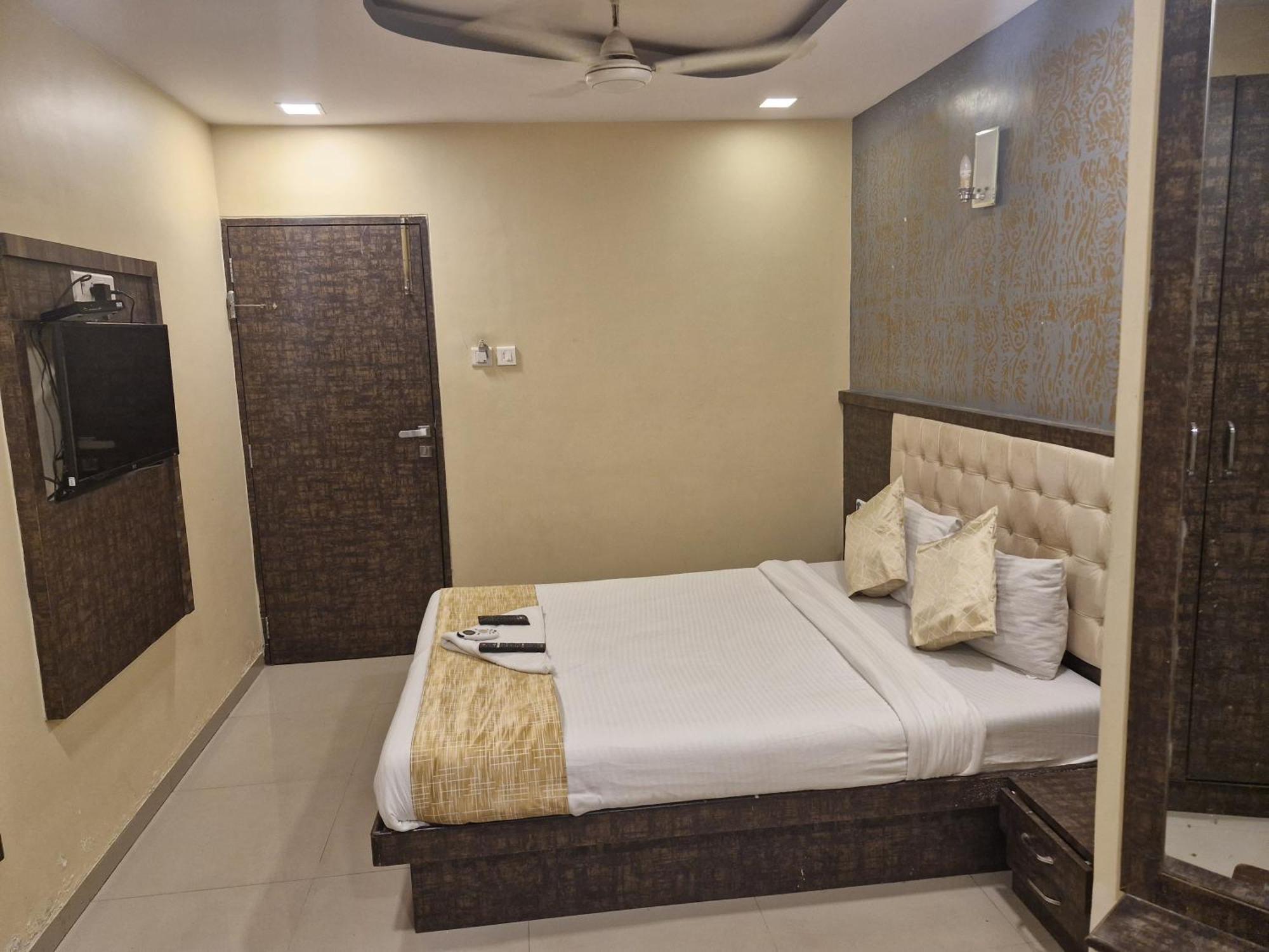 Hotel Crystal Park Near Nesco Exhibition Center Mumbai Dış mekan fotoğraf