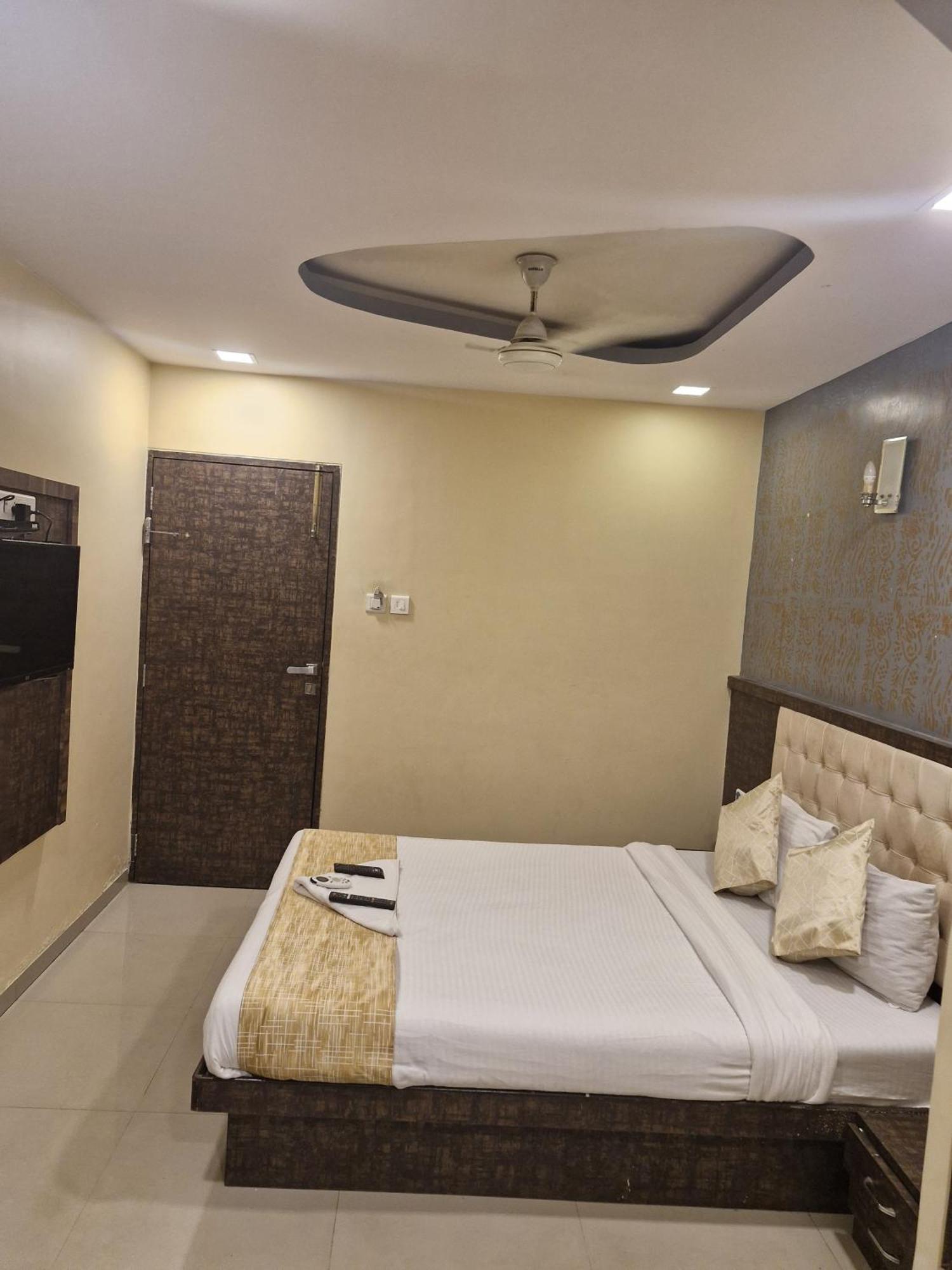 Hotel Crystal Park Near Nesco Exhibition Center Mumbai Dış mekan fotoğraf