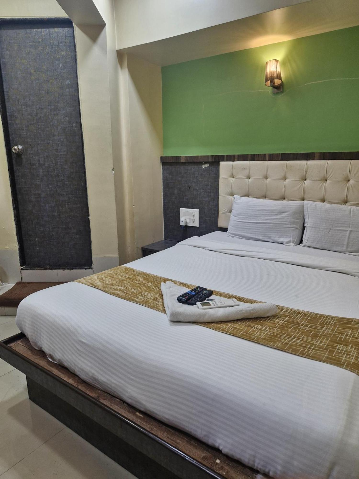 Hotel Crystal Park Near Nesco Exhibition Center Mumbai Dış mekan fotoğraf